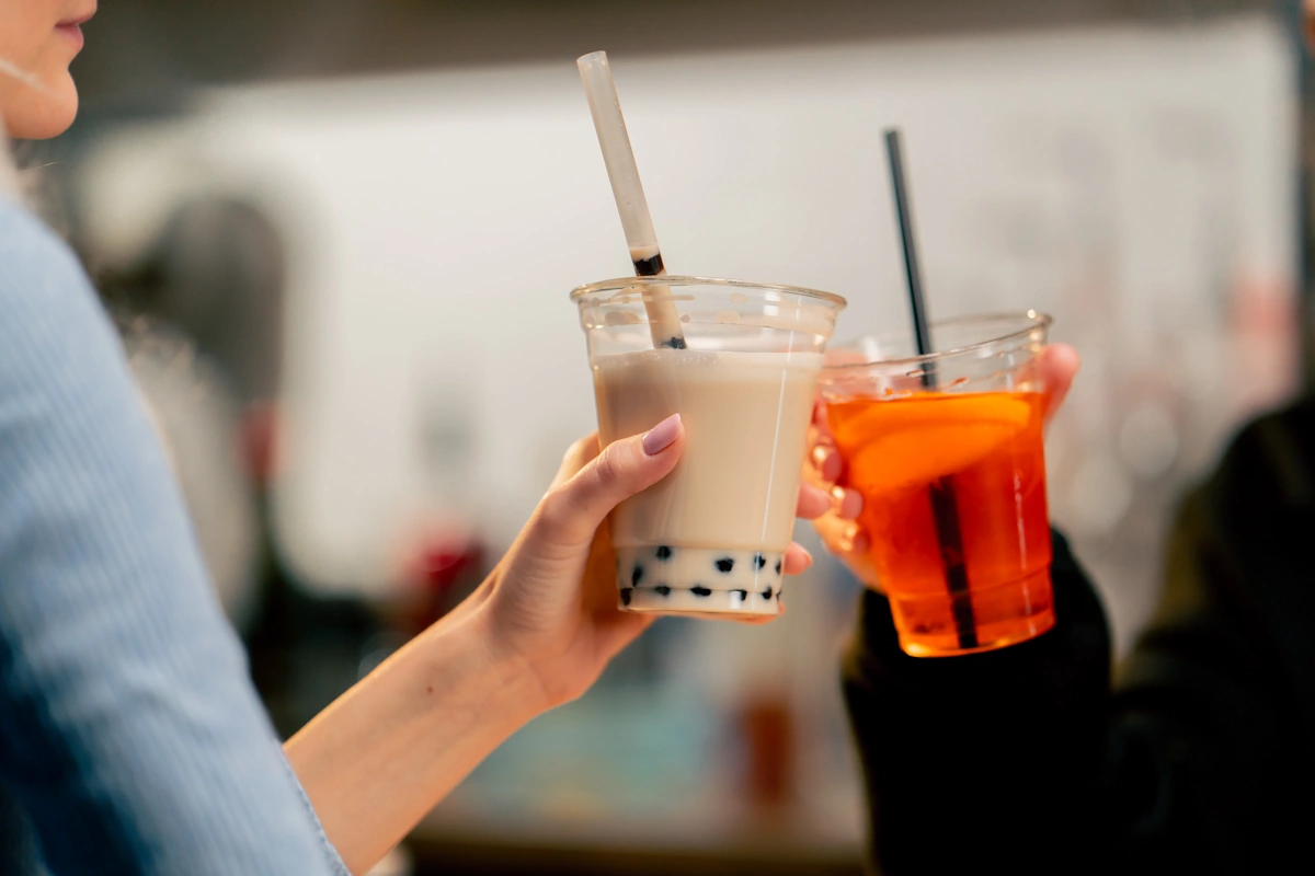 deux personnes qui trinquent avec des bubble tea