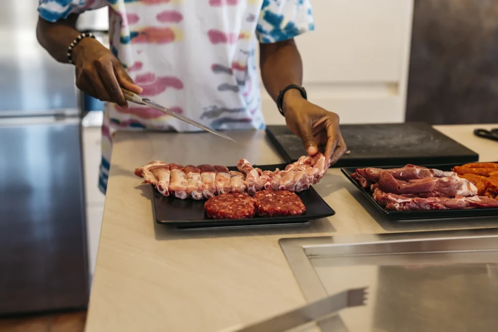 Une personne qui prépare de la viande