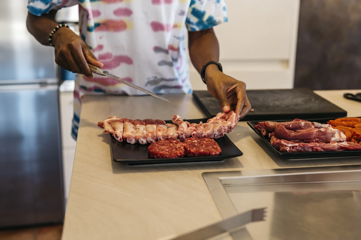 Une personne qui prépare de la viande
