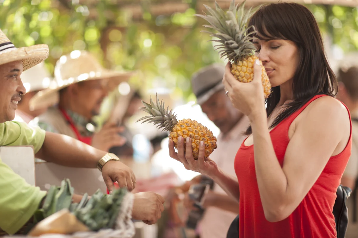 Une femme qui sent des ananas