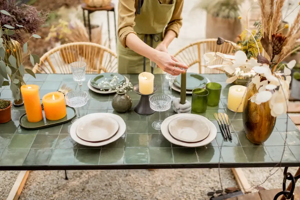 Une personne qui dresse une table