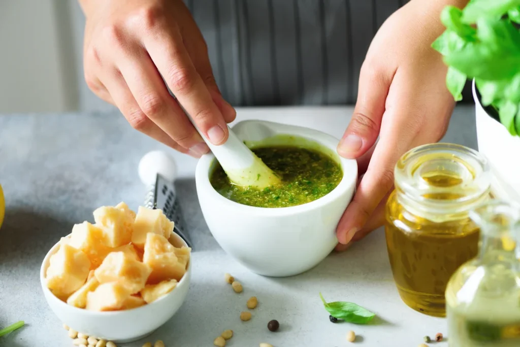 Une personne qui prépare du pesto