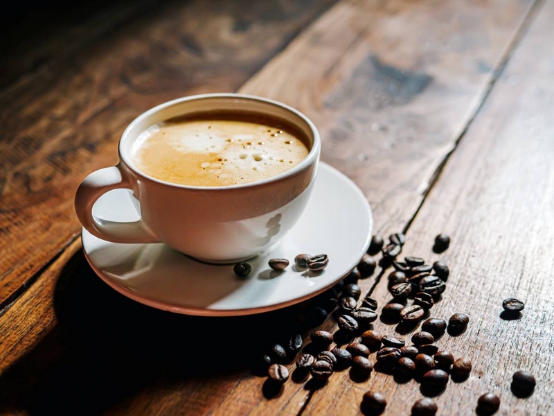 tasse de café avec des grains