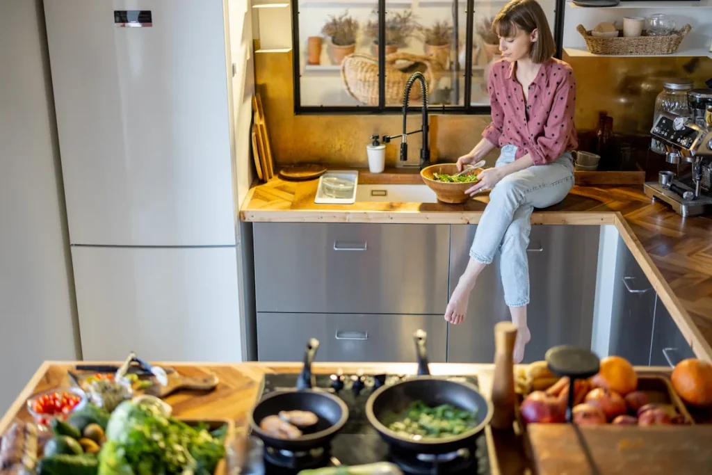 Une femme dans une cuisine U