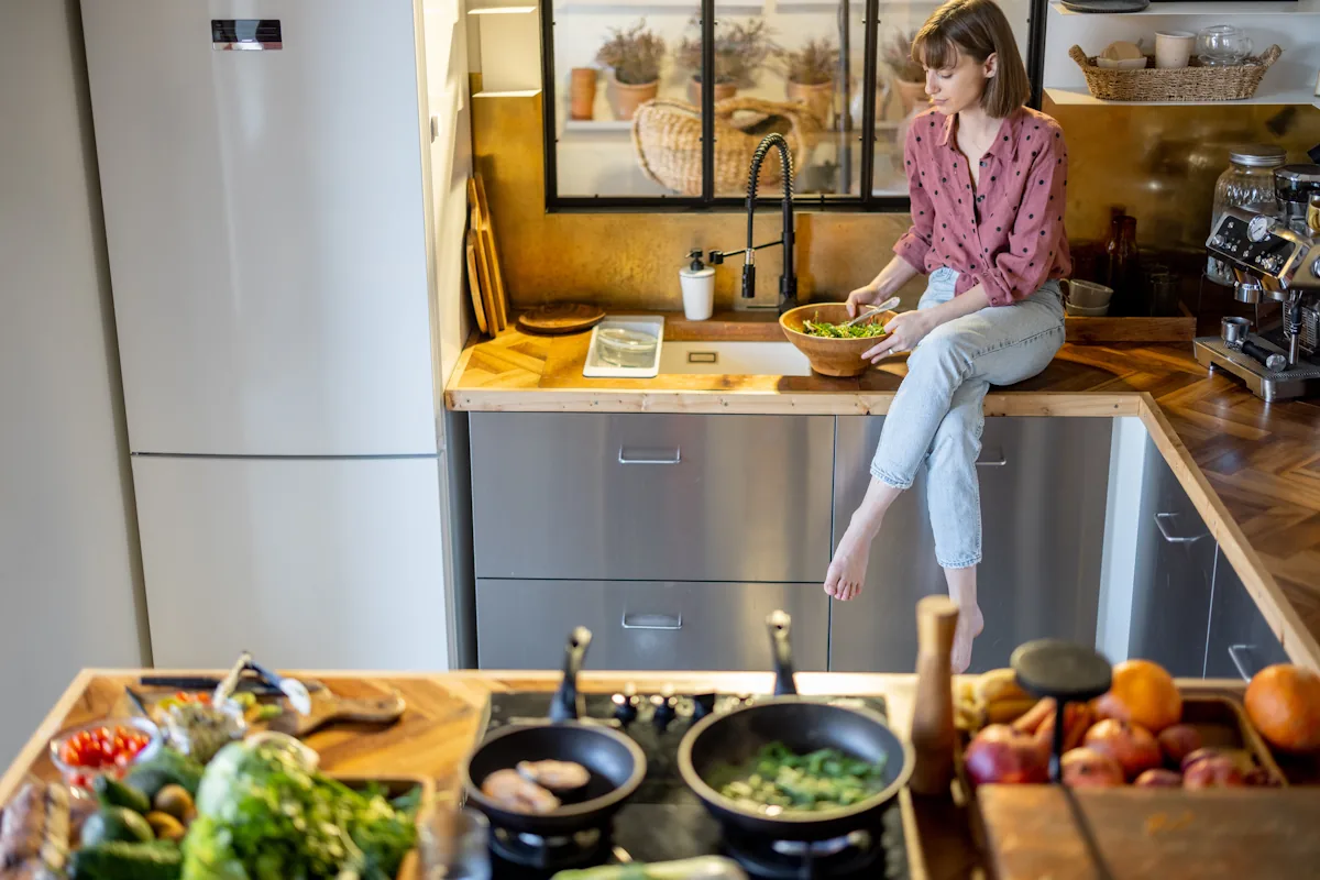 Une femme dans une cuisine U