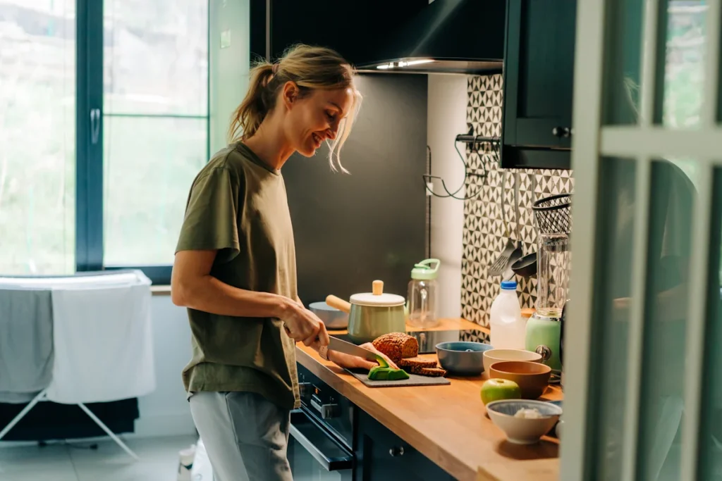 Un homme qui prépare à manger sur le plan de travail d'une cuisine