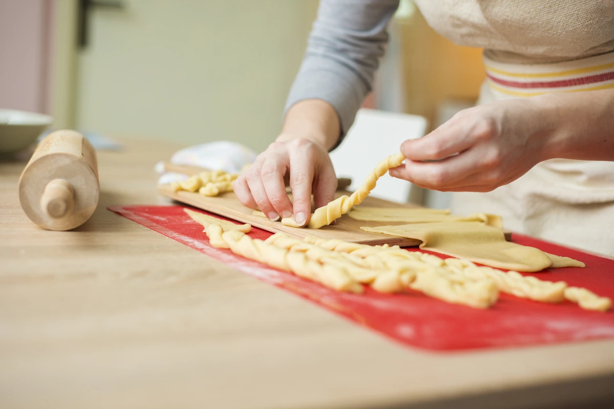 Une femme qui fait de la pâtisserie sur le plan de travail
