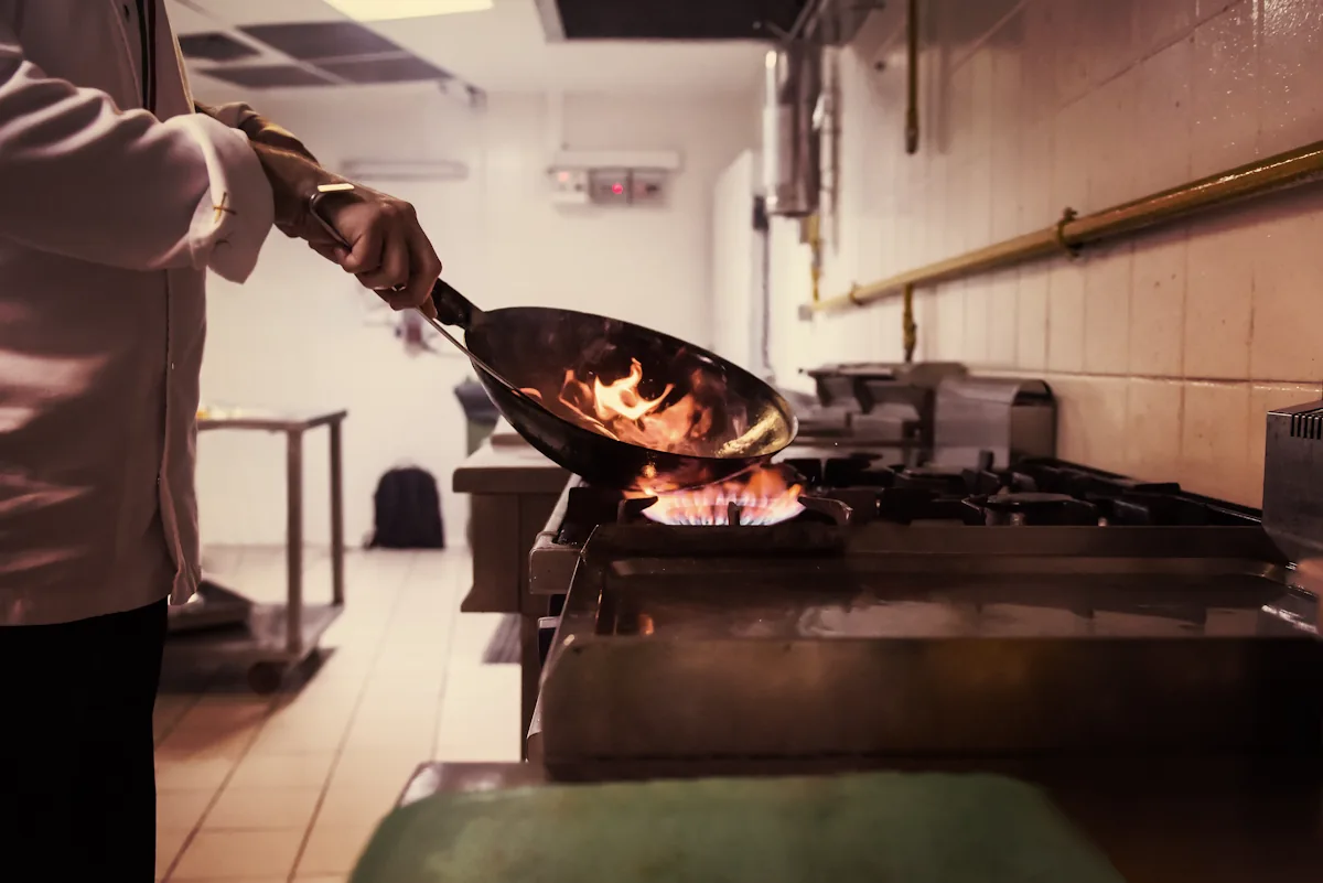 poêle de cuisson de cuisine chauffée à feu vif