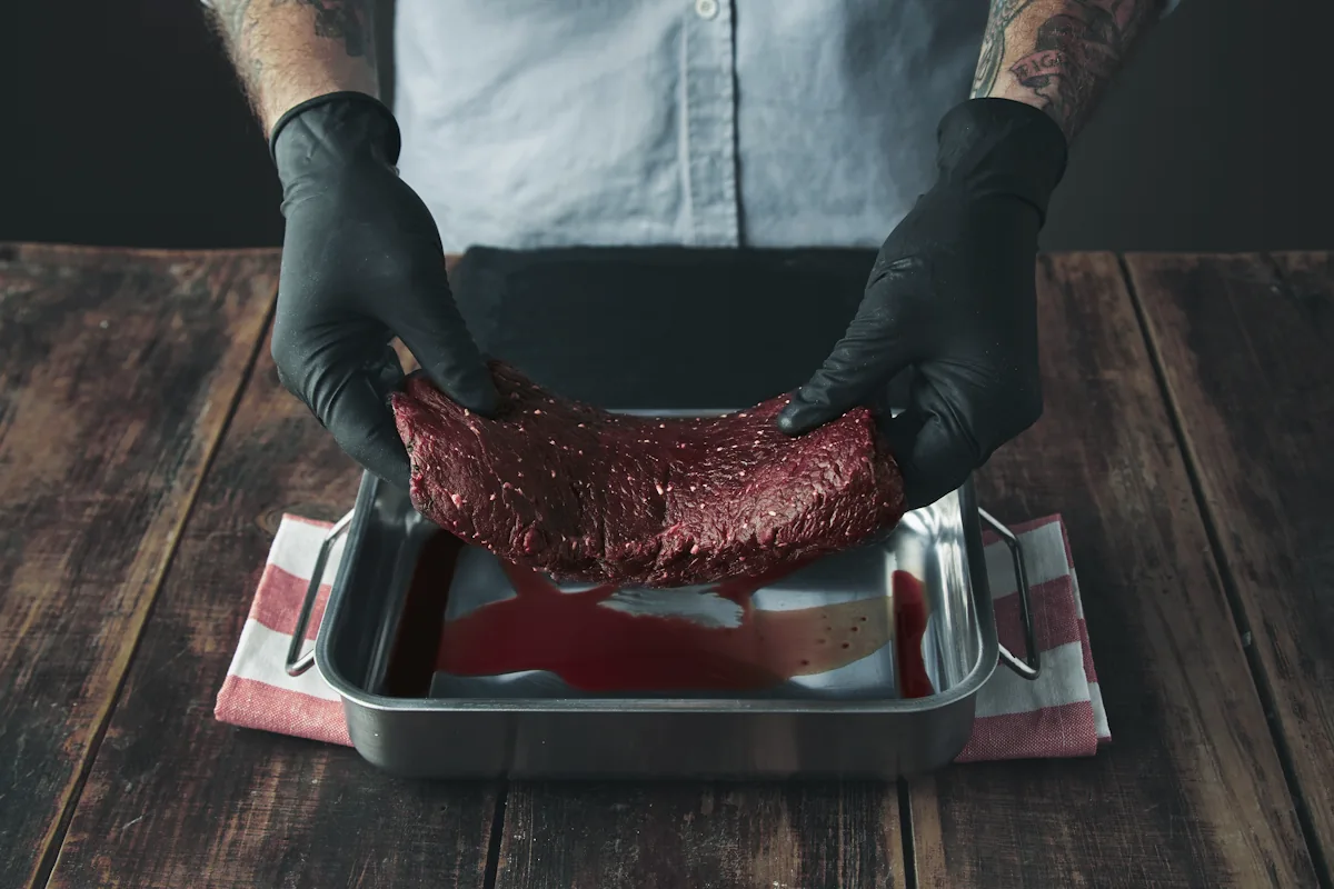 Une personne qui prépare de la viande