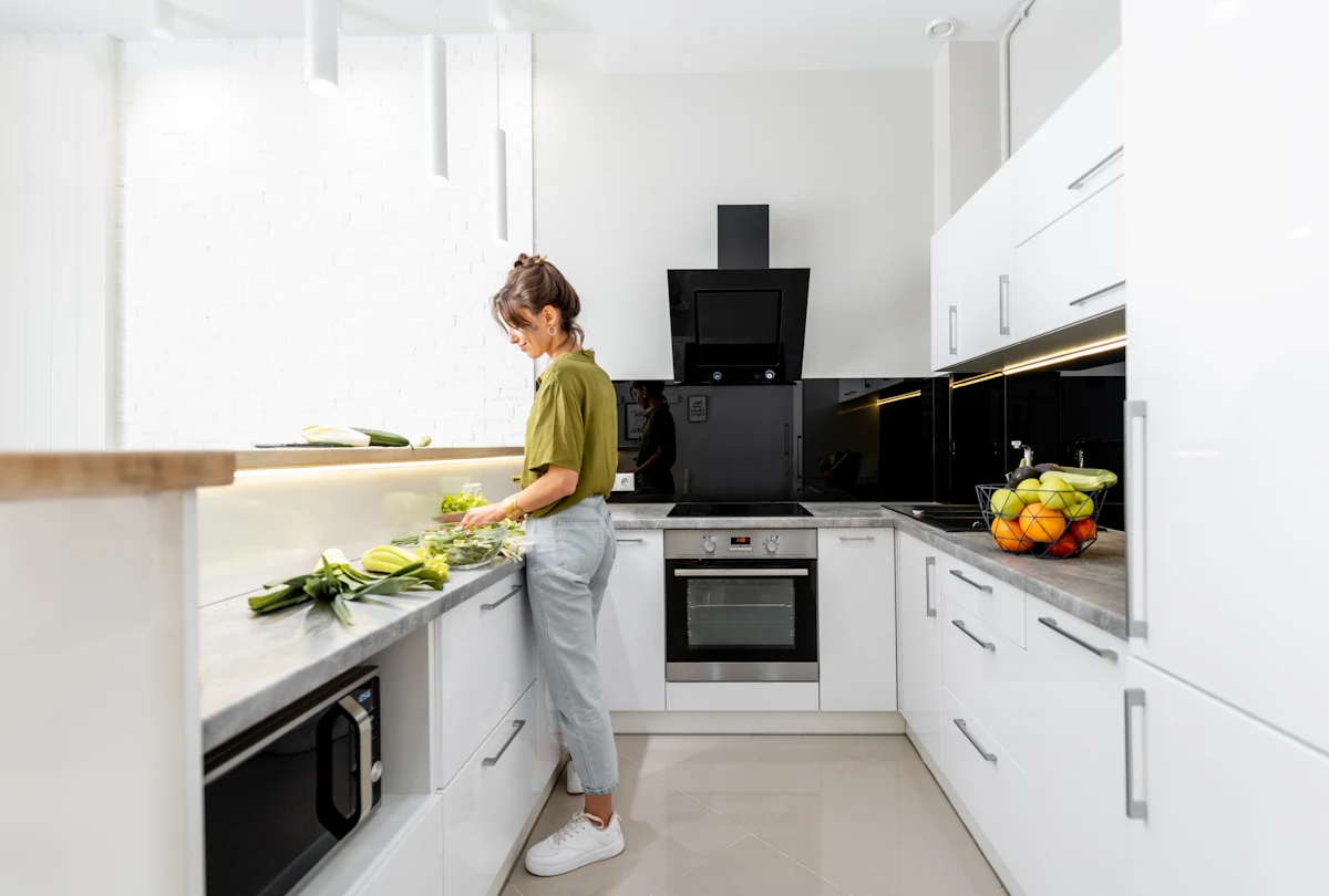 Une femme qui prépare à manger dans une cuisine avec une bonne triangle d'activité
