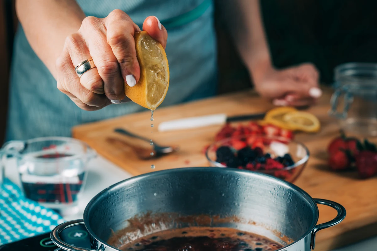 Une personne qui ajoute du citron dans une recette de caramel