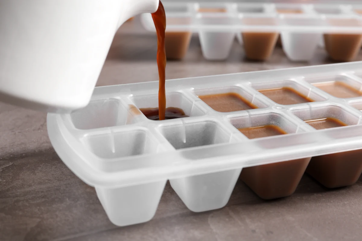 Cube de bouillon dans des bacs de glaçon