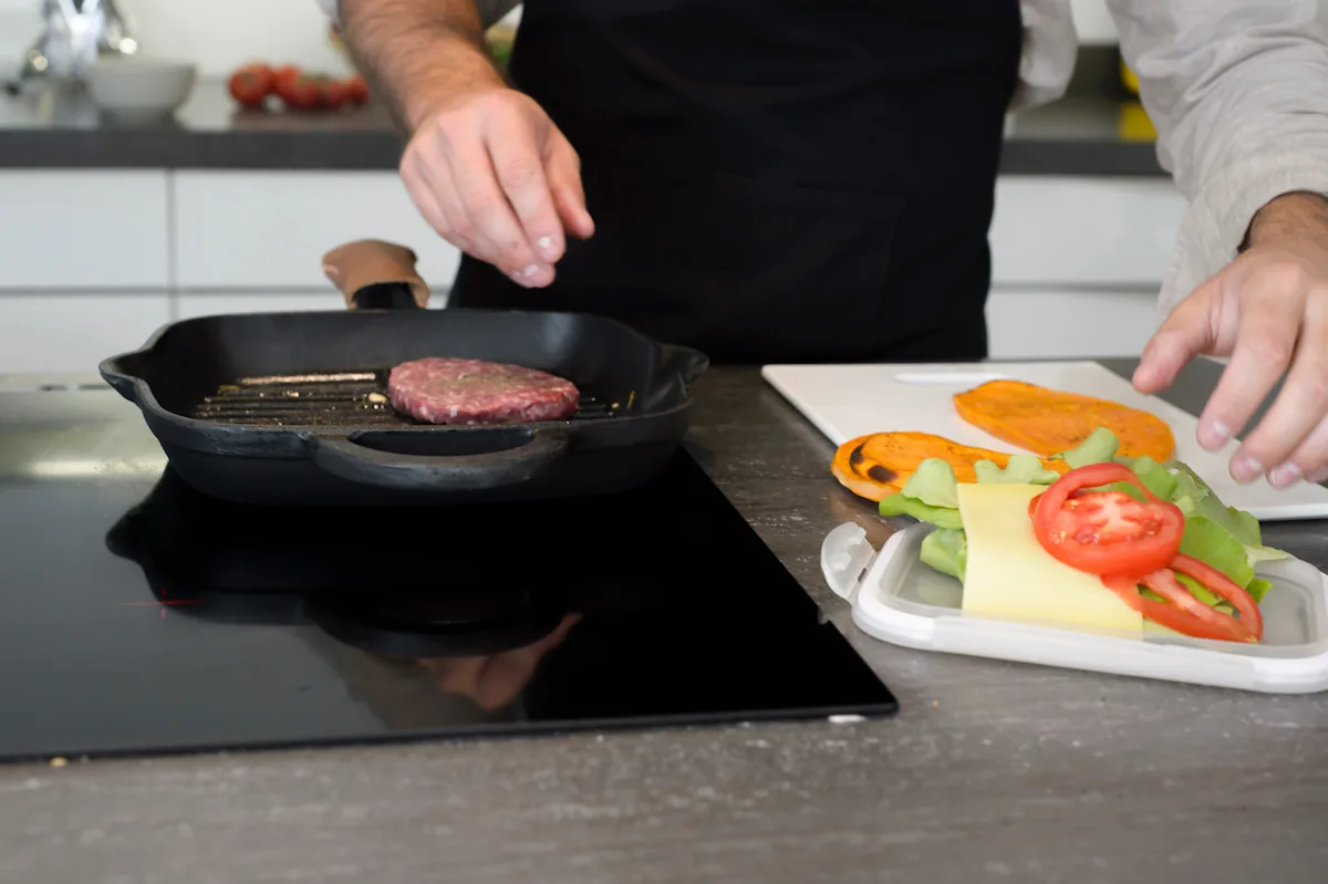 Une personne qui cuisine avec une poêle en fonte