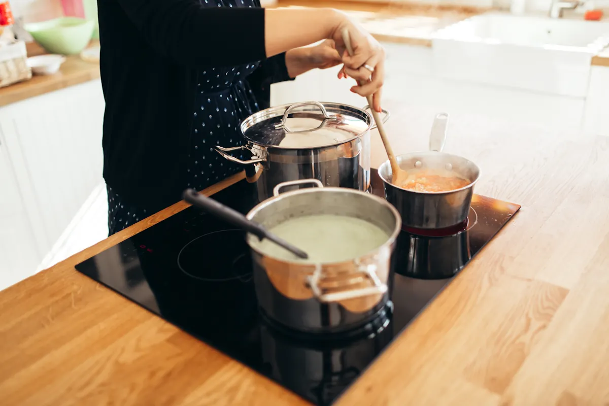 Une personne qui cuisine une soupe veloutée maison au feu