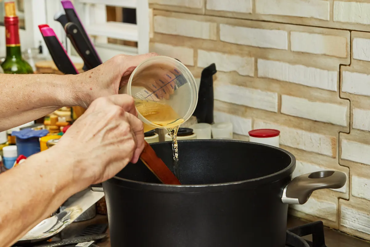 Une personne qui verse du miel dans une sauce trop acide