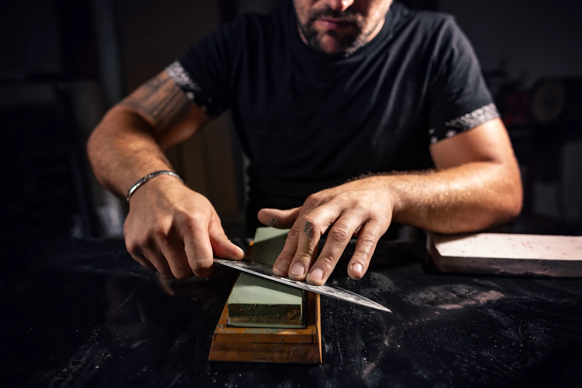 Un homme qui aiguise un couteau à filet de poisson