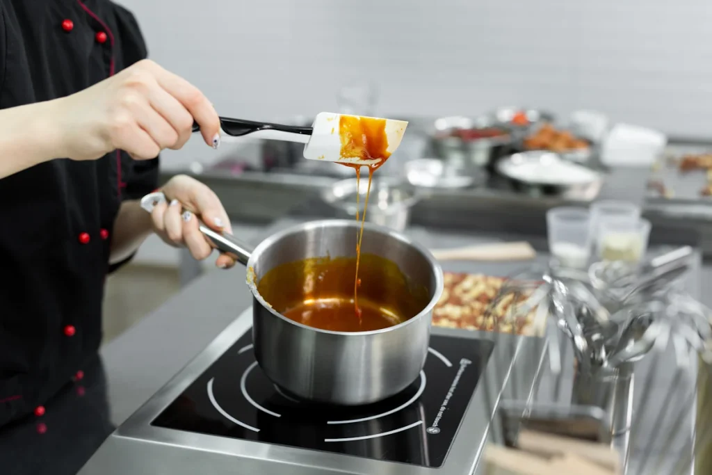 Une personne qui essaie de sauver du caramel cristallisé
