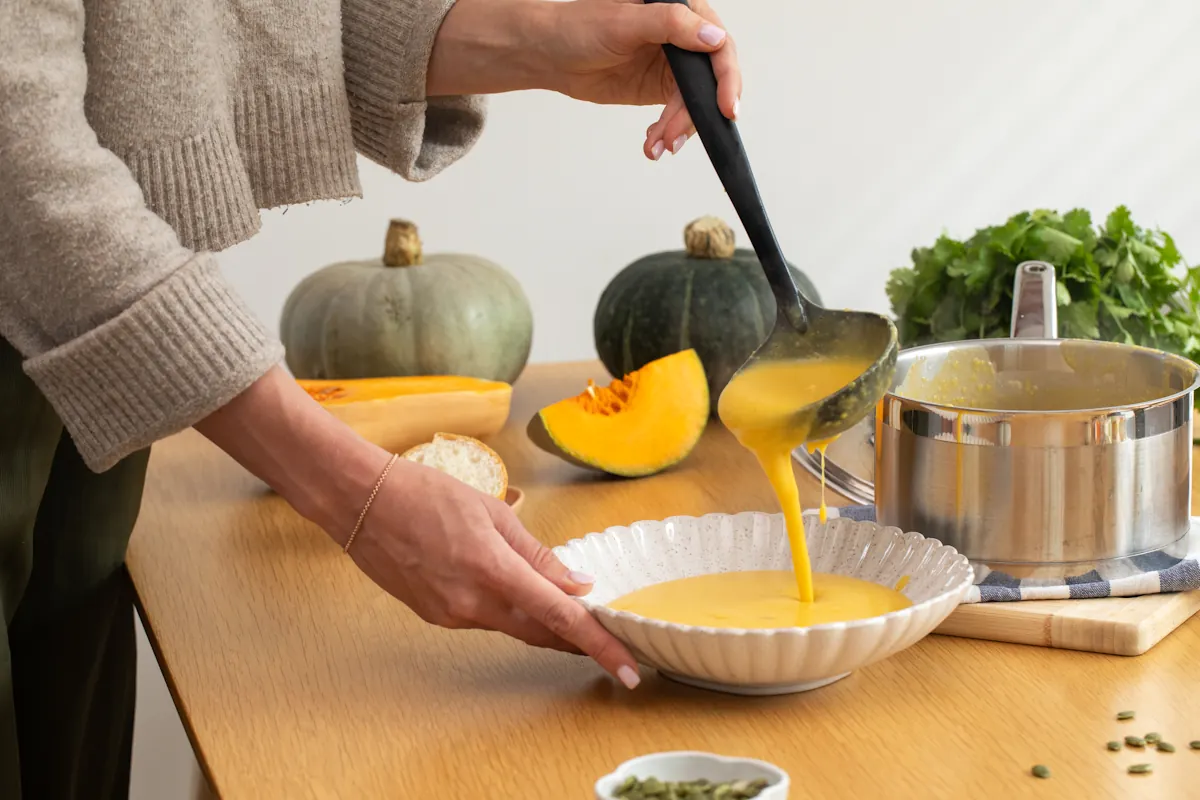 Une personne qui fait de la soupe veloutée maison
