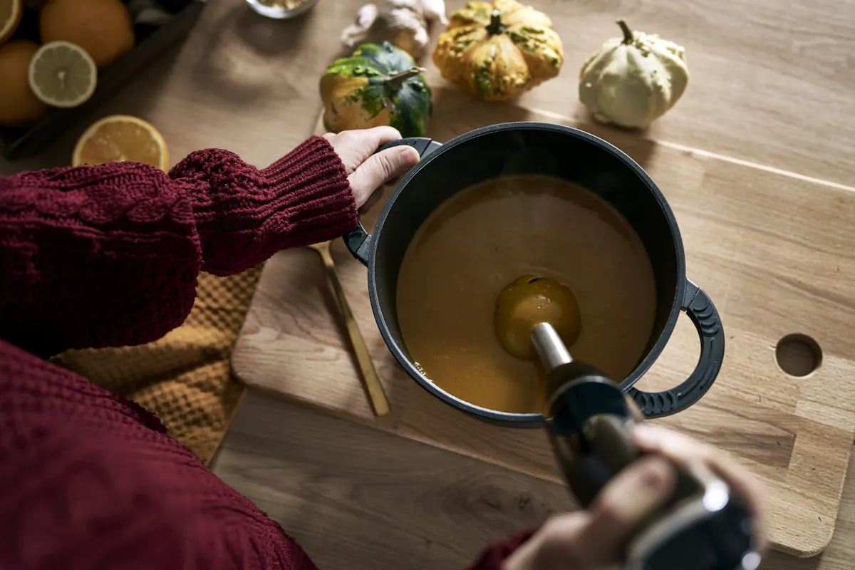 Une personne qui fait de la soupe veloutée maison