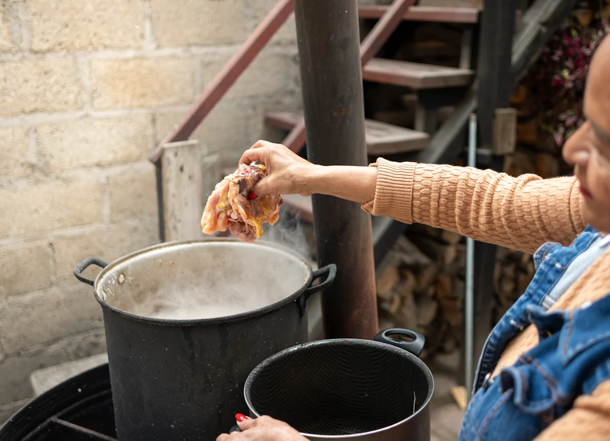 Une personne qui fait un bouillon de carcasse de poulet maison facilement