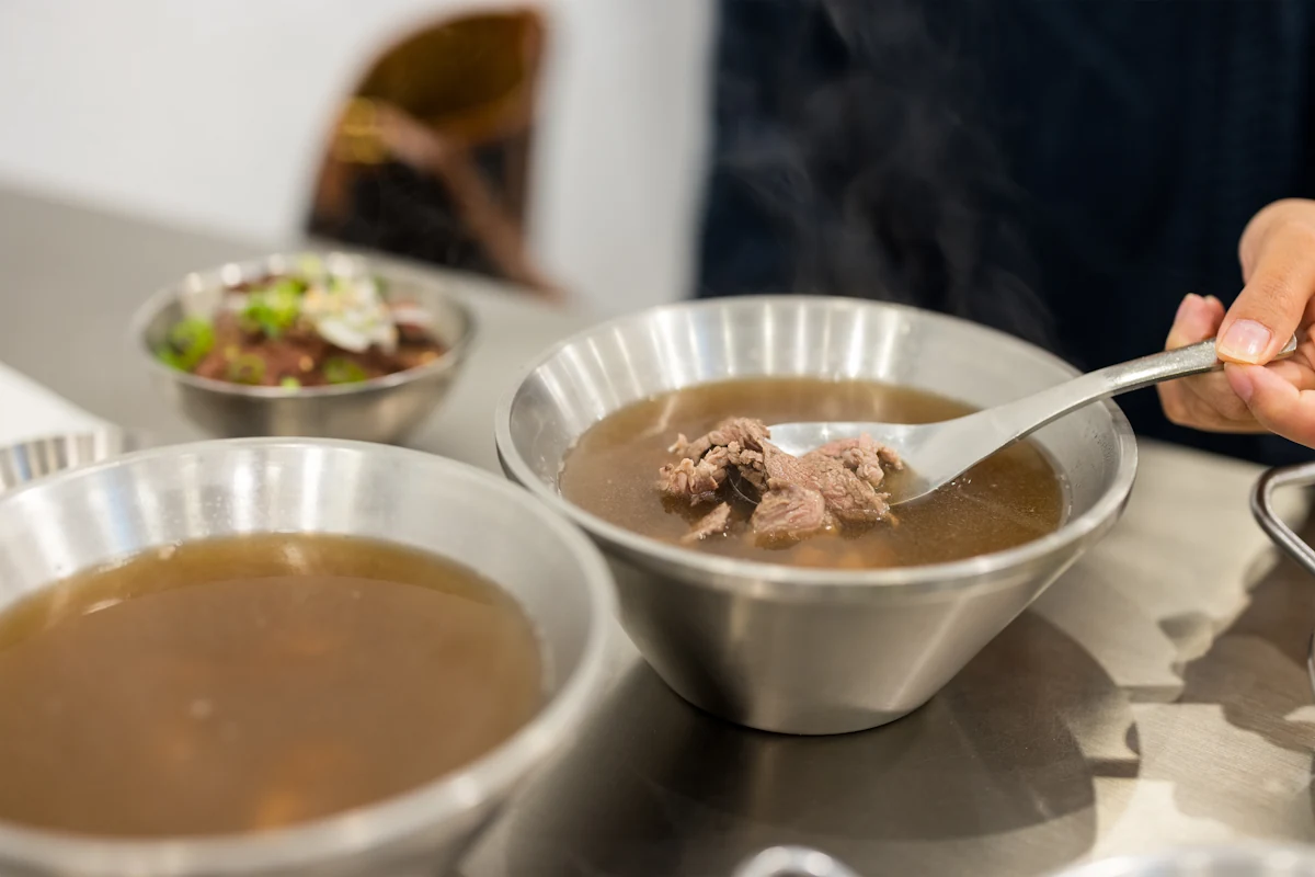 Une personne qui  fait un bouillon d'os de bœuf