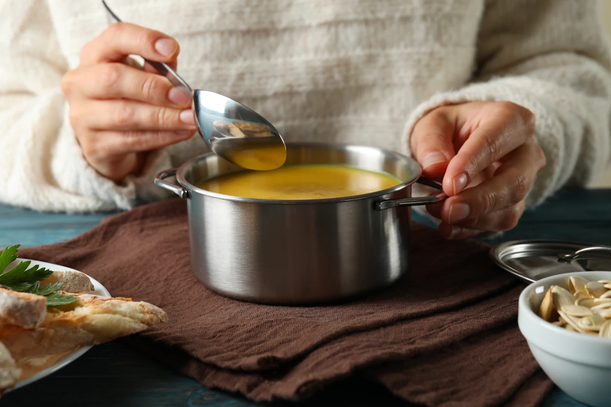 Une personne qui fait son bouillon maison
