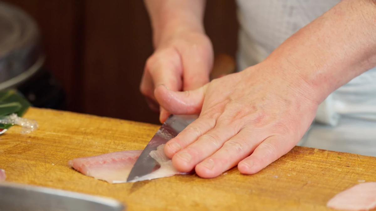 Une personne qui utilise un couteau à filets