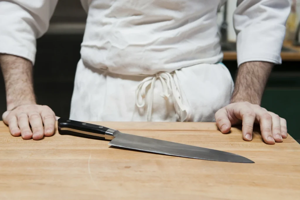 Un homme devant un couteau de chef