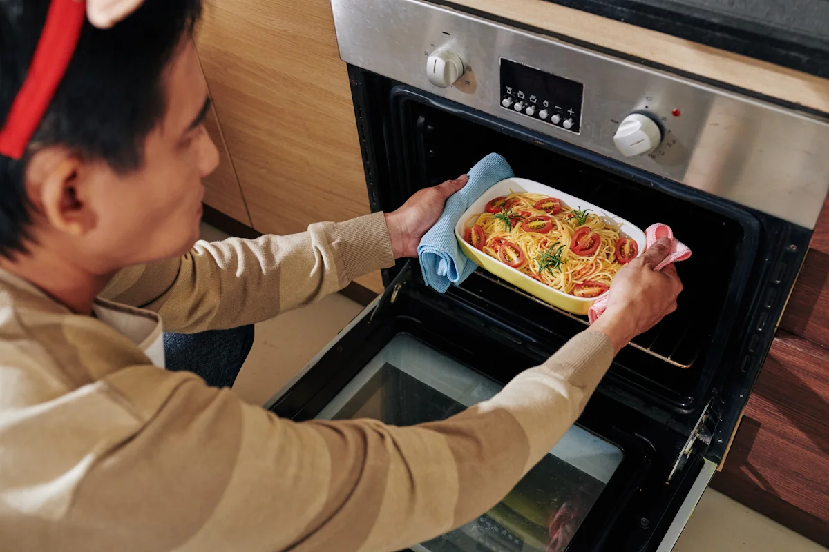 Une personne qui cuisine au four