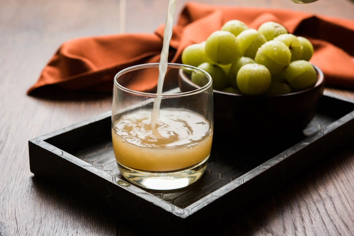 Une personne qui utilise du jus de raisin blanc non sucré dans un plat