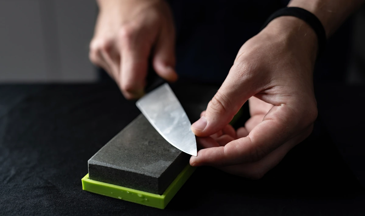 comment affûter couteau chef maison avec une pierre à auguiser