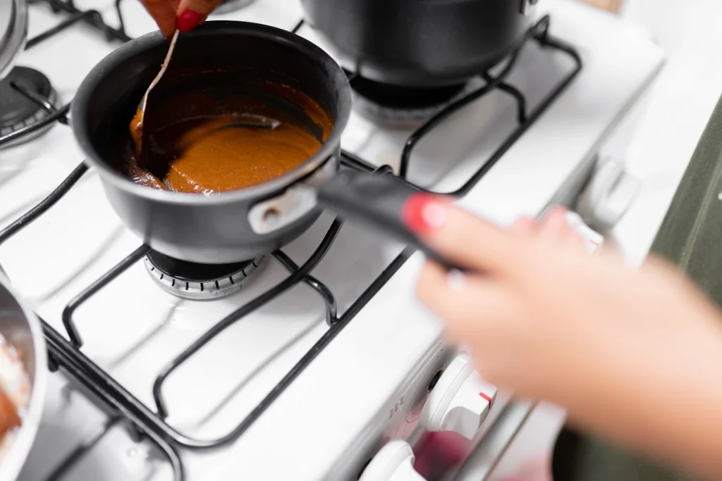 Une personne qui prépare du caramel au beurre salé