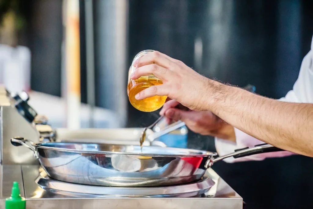 Une personne qui verse du vinaigre de cidre dans un plat