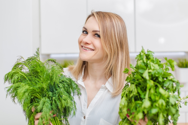 femme avec des herbes fraiches