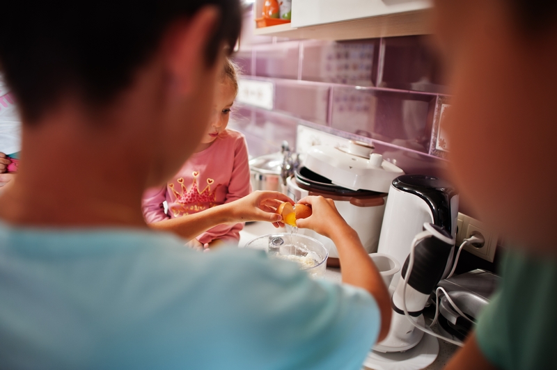famille qui cuisine avec un robot multifonction