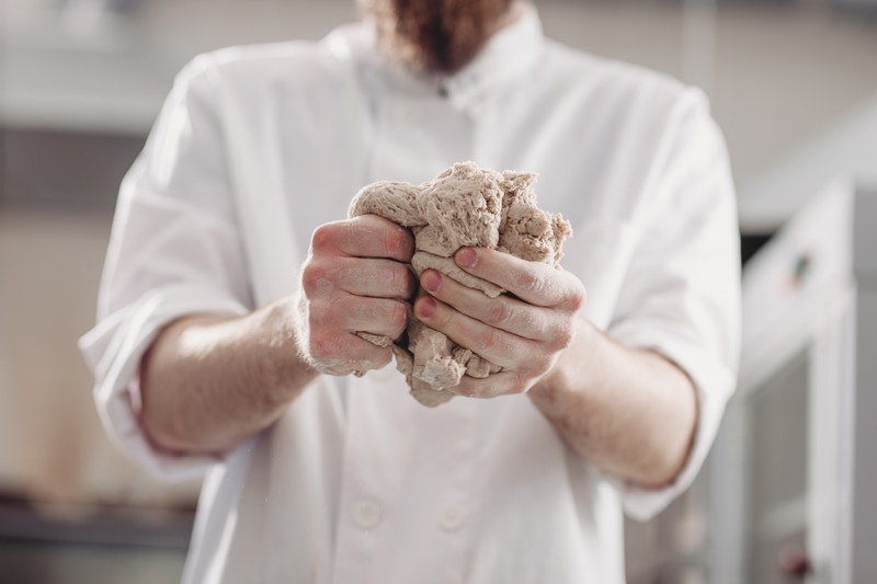 boulanger qui fait du pain