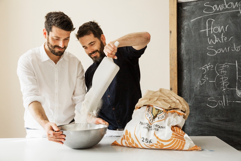 boulanger qui utilise de la farine