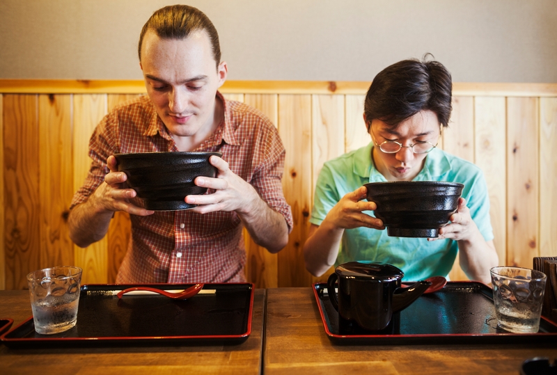 hommes qui mangent un plat au miso